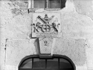 Kubschütz-Purschwitz, Nummer 2 (ehemals Nummer 9). Ehemalige Schloßmühle Purschwitz (1804/1813). Portal. Detail: Schlußstein und Relieftafel mit Zunftzeichen der Mühlenbauer