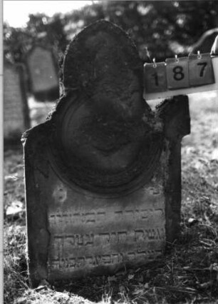 Grabstein 187 (Index: 99795731) Maße HxBxT: 90x60x13 cm: Grabstein 187