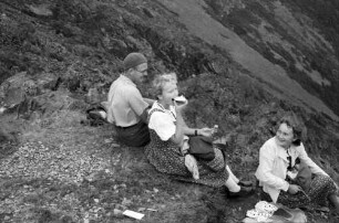 Schneekoppe: Drei junge Sudetendeutsche, sie isst Stulle