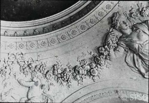 Berlin, Schloss Charlottenburg, Altes Schloss, Treppenhaus, R. 113 / R. 208, Detail des Deckengewölbes in Höhe der Lünetten, Herme mit Putten und Girlande.