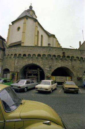 Dettelbach: alte Stadtmauer mit katholischer Pfarrkirche