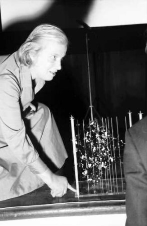 20. Tagung 1970 Chemiker; Maikäferrede: Dorothy Hodgkin, von der Seite, kniet vor dem Modell, blickt auf