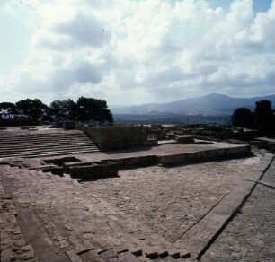 Phaistos. Palast. Der Westhof mit Schautreppen und Schreitbändern