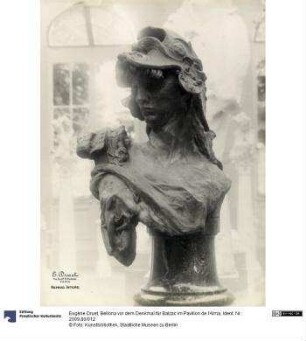 Bellona vor dem Denkmal für Balzac im Pavillon de l'Alma