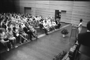 Abschlussfeier für die Prüfungskandidatinnen und die scheidende Direktorin des Staatlichen Hauswirtschaftlichen Seminars Oberstudiendirektorin Hartmann