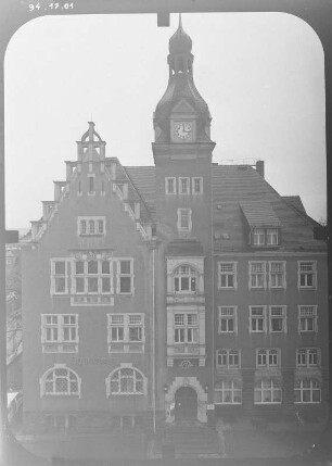 Dresden-Niedersedlitz, Sosaer Straße 11. Rathaus Niedersedlitz (1901-1902; G. Hänichen). Straßenfront