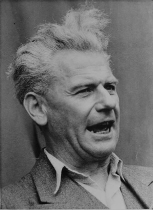 Hermann Matern spricht zur Eröffnung der Bodenreform in Meißen : Hermann Matern spricht zur Eröffnung der Bodenreform in Meißen