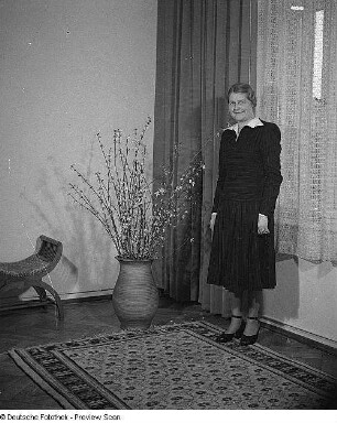 Porträt zweier Damen in Hildegard Jäckels Atelier