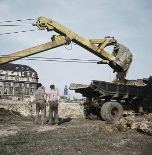 Dresden. Ausheben einer Baugrube mit Tieflöffelbagger und Abfuhr der Massen mit Kipper S 4000