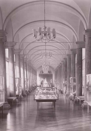 Zwinger, Innenaufnahme, Langgalerie mit Neuaufstellung der Porzellansammlung (Eröffnung am 23. 9. 1962)