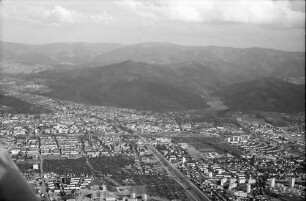 Freiburg: Gesamtansicht der Stadt, von Westen, mit Feldbergblick