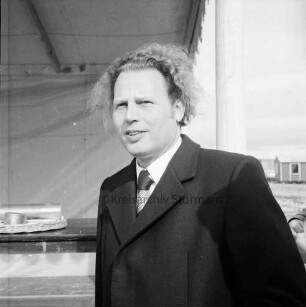 Minolta Europe GmbH: "Europa-Center": Kamera-Hersteller: Gewerbegebiet Nord: Kurt-Fischer-Straße: Grundsteinlegung: vorn Minister für Soziales Karl Eduard Claussen: dahinter links Tisch mit Grundsteinkapsel, dahinter Zeltplane