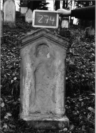 Grabstein 274 (Index: 100090153) Material: Sandstein Zustand: beschäd/abgeblätt/groß. Textverlust Maße HxBxT: 102x45x13 cm Beschreibung: Stele, Sockel, giebelartiger Abschluß mit kleiner Verdachung: Grabstein 274