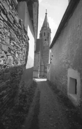 Schwallenbach: Gasse mit Kirche