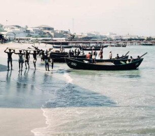 Accra. Surfboats : Accra (Ghana). Entladen der Surfboats am Strand, 20. April 1959
