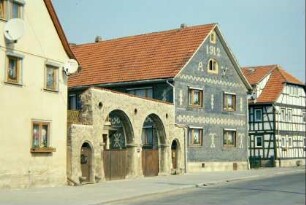 Häuserensemble: doppelt rundbogiges Hoftor von 1620