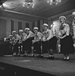 Karneval: Hotel Oldesloer Hof, Saal: Prunksitzung: Veranstalter Oldesloer Männerchor von 1844, Oldesloer Singakademie von 1946: Bühne: Auftritt von Sängerinnen der Singakademie als "Mädchenchor des NDR", 27. Februar 1960