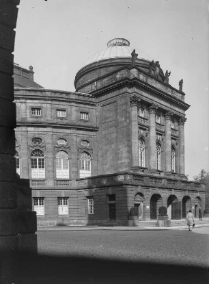 Am Theater in Chemnitz : Chemnitz. Theater, Theaterplatz. Straßenansicht