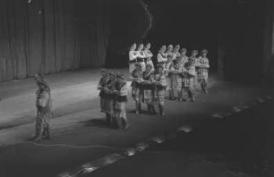 Moissejew-Ensemble im Admiralspalast : Auftritt einer Volkstanzgruppe