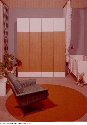 Drehsessel : Schlafzimmer (1972; Möbelkombinat Erfurt (MKE)). Drehsessel, Blumenbank, Wäscheschrank und Kinderbett
