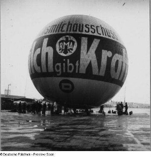 Reklame-Luftballons, Berlin-Tempelhof