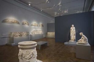 Blick in Raum 3 der Dauerausstellung der Antikensammlung im Alten Museum (Obergeschoss): Leben und Tod in Rom