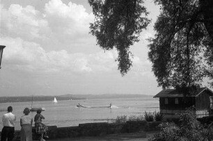 Unterschondorf: Boote auf dem See [Wasserskifahrer], von der Strandpromenade aus