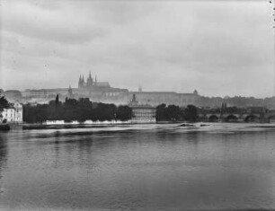 Hradschin und Karlsbrücke : Ansicht der Stadt Prag mit dem Hradschin und der Karlsbrücke von der Moldua aus gesehen.