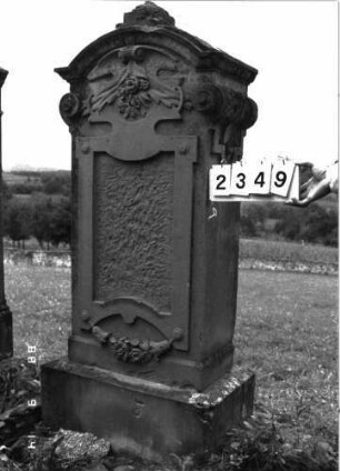 Grabstein 2349 (Index: 100097531) Maße HxBxT: 178x61x32 cm: Grabstein 2349