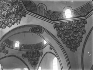 Deckenansicht : Das Innere der Hauptfreitagsmoschee (Jumaia-Moschee) der Stadt Plovdiv in Bulgarien