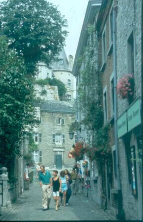 Durbuy. Gasse mit Touristen