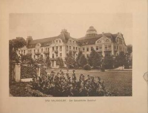 Bad Salzschlirf. Lindenstraße am Badehof mit Goldfischteich.
