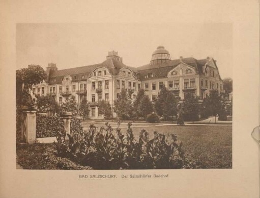 Bad Salzschlirf. Lindenstraße am Badehof mit Goldfischteich.