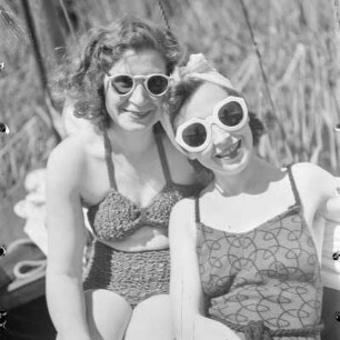 Elisabeth Gremmler (rechts) und eine Freundin mit Bademode in einem Segelboot