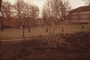Ausstellungseröffnung "Plastiken, Aquarelle, Radierungen" (Rolf Goerler): Stormarnhaus: Nordseite: Skulpturen