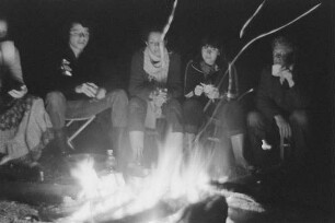 Höfgen. Akt-Pleinair 1979. Claus Baumann und mehrere junge Frauen sitzen am Lagerfeuer