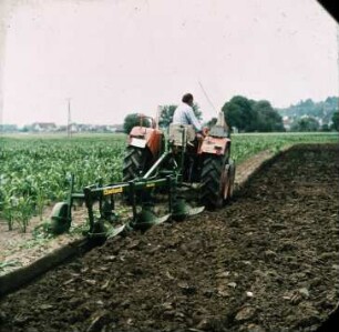 Fotografie: Wendende Bodenbearbeitung, Beetpflug