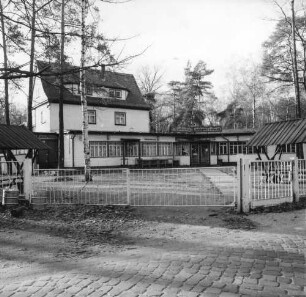 Dresden-Wilschdorf, Waldhofstraße 26. Ausflugsgaststätte "Waldmax" (1922, 1996 saniert). Straßenansicht mit Gästegarten und Toranlage
