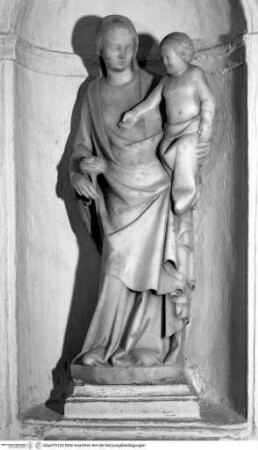 Madonna, flankiert von zwei leuchtertragenden Engeln, Maria mit Kind