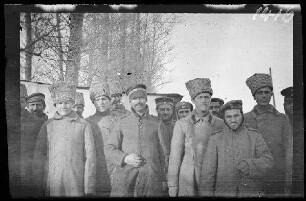 bei Illawcze (=Ilavche, Ukraine) an der Verkehrsstelle: Gruppenbild russischer Soldaten und Offiziere ("russische Gardejäger") neben der Hütte für Tauschverkehr: Nahaufnahme Einzelner