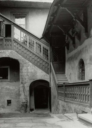 Liebstadt. Schloss Kuckuckstein (Wiederaufbau 15. Jh., Umbau 1796-1802). Schlosshof mit Treppenanlage