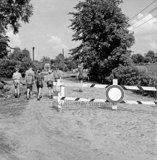 Dorfstraße mit Billebrücke zwischen Köthel (Kreis Stormarn) und Köthel (Kreis Herzogtum Lauenburg): links Kindergruppe: dahinter Ehrenmal