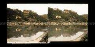 Blick über den Rhein auf Burgruine Rheinfels