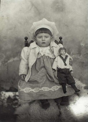 Kleines Mädchen mit Puppe