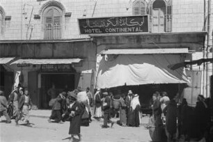 Straßenszene : Straßenszene vor einem Hotel in Jerusalem.