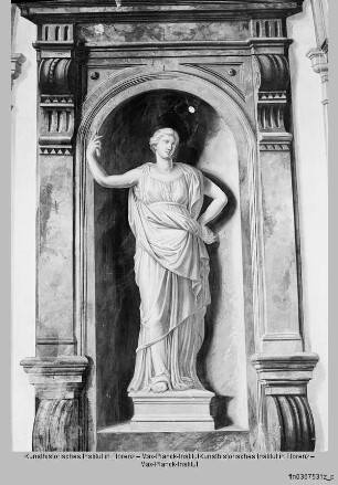 Freskenausstattung der Galleria : Dekoration der Wand an der Längsseite : Weibliche Personifikation einer Wissenschaft oder Muse (?)