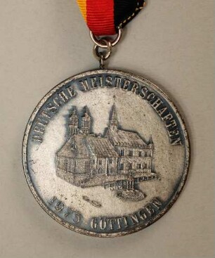 Silbermedaille Deutsche Meisterschaften in Kurzschrift und Maschinenschreiben in Göttingen 1975 am schwarz-rot-goldenen Band : Sammlung Deutscher Stenografenbund. Silbermedaille Deutsche Meisterschaften in Kurzschrift und Maschinenschreiben in Göttingen 1975 am schwarz-rot-goldenen Band. Messing, versilbert; Durchmesser 50 mm, Gewicht 50 g (1975; Deschler & Sohn, München). Dresden: SLUB R c 0521