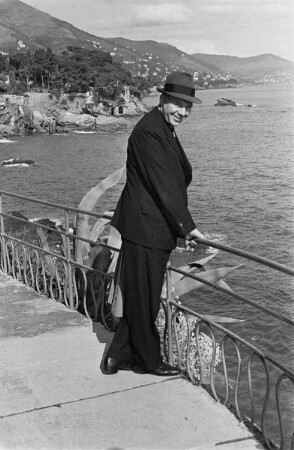 Reisefotos Italien. Mann an einer Uferpromenade