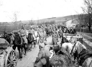 Erster Weltkrieg : Kolonne mit deutschen Soldaten zu Pferd