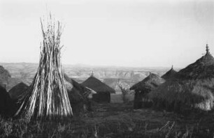 Dorf der Amhara : Blick auf ein Siedlungsdorf der Amhara im Chercher-Gebirge. Zu erkennen sind Rundhütten mit Strohdächern.